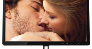 صورة رجل و إمرأة يتبادلان القبل على التلفاز
