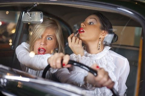 صورة لإمرأتان على وشك القيام بحادث سير