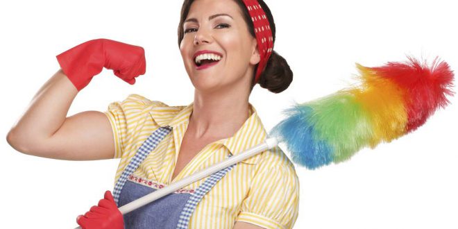 صورة إمرأة مثيرة تقوم بالأعمال المنزلية