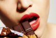 إمرأة مثيرة تأكل شوكولاتة